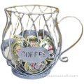 Kaffeekapseln werden in Metallkörben aufbewahrt